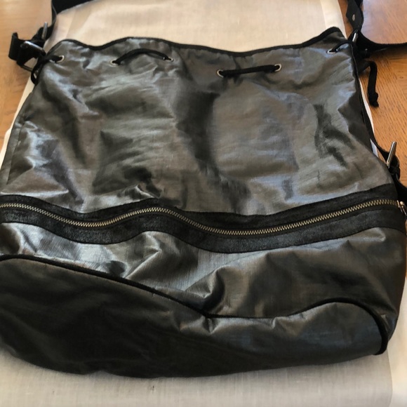 Hinge Black Metallic Multi ZIP Travel Bag - Picture 4 of 8